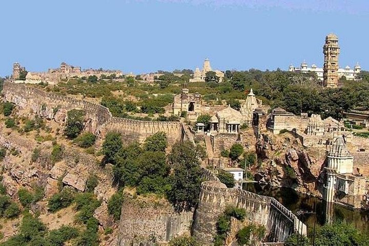 Private transfer: Jaipur to Udaipur enroute Trip to Chittorgarh Fort